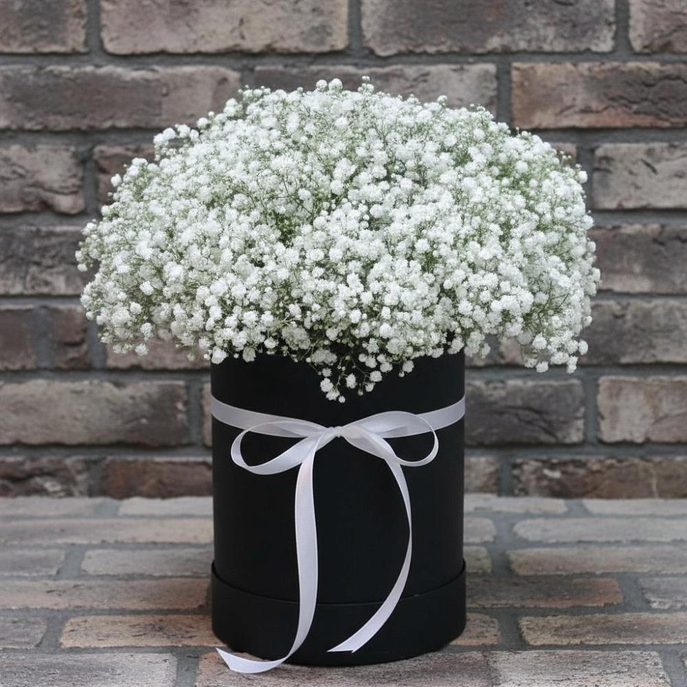 Цветочная композиция из Гипсофила в шляпной коробке в Богородске