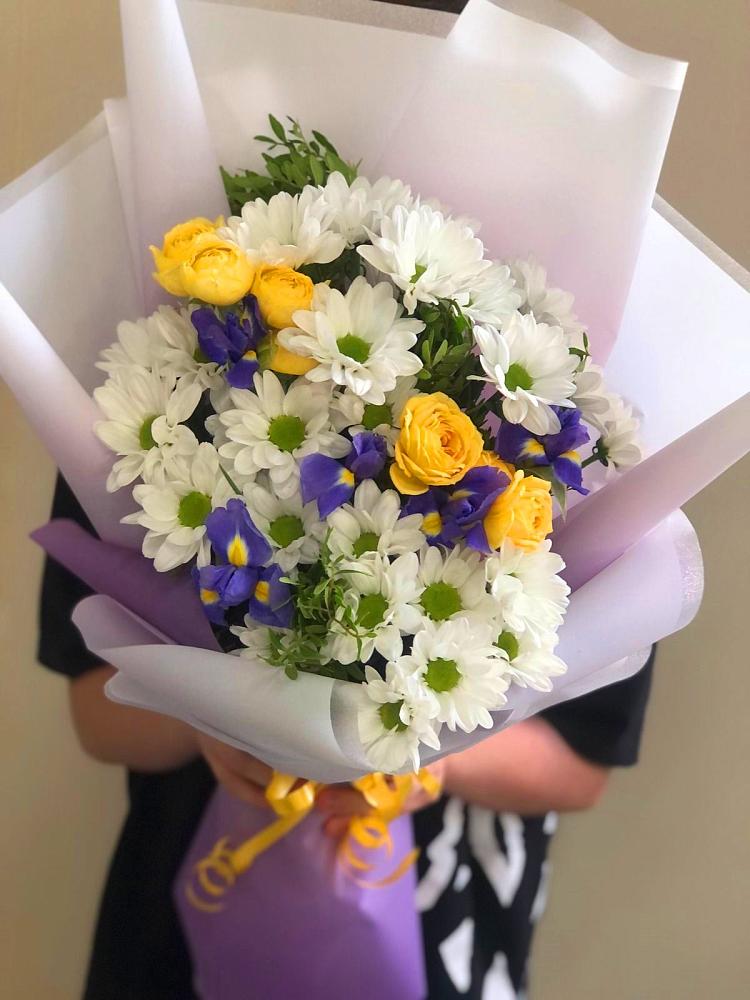 Букет цветов из: Ирисы, Хризантемы и Розы в Богородске