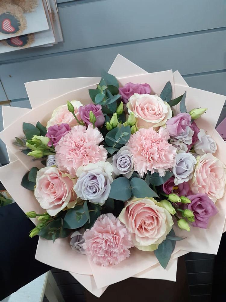 Букет цветов из: Розы, Гвоздики и Лизиантусы в Богородске